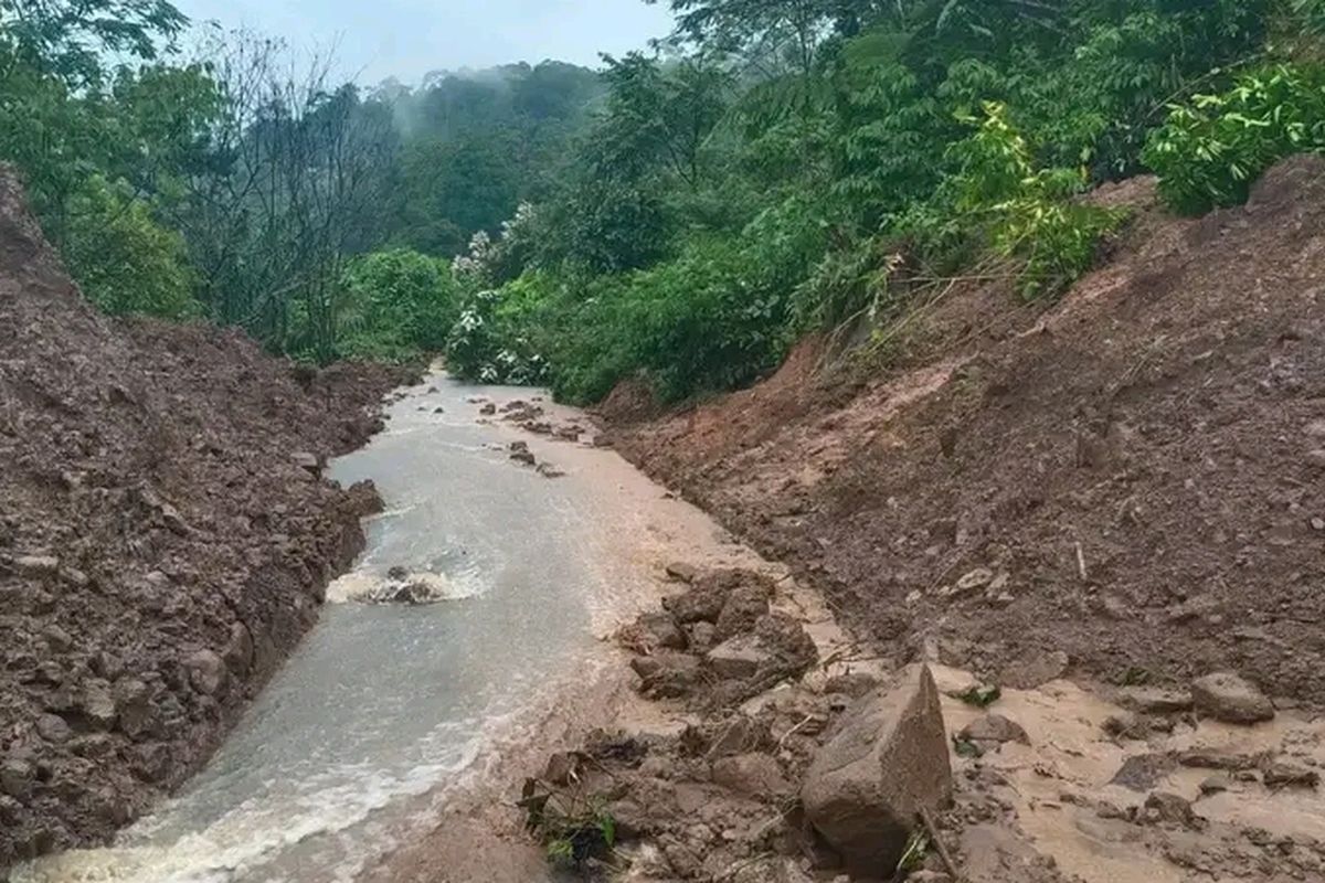 Empat Lawang Dilanda Longsor Lalu Lintas Lumpuh