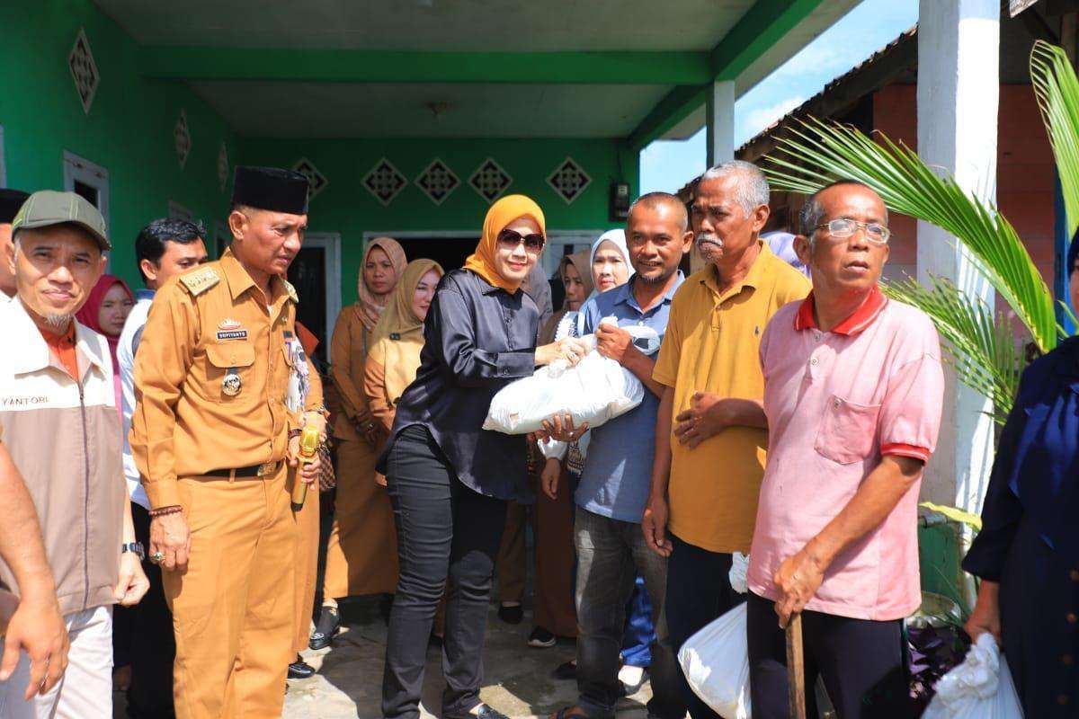 TP PKK Tulang Bawang Beri Bantuan untuk Korban Banjir